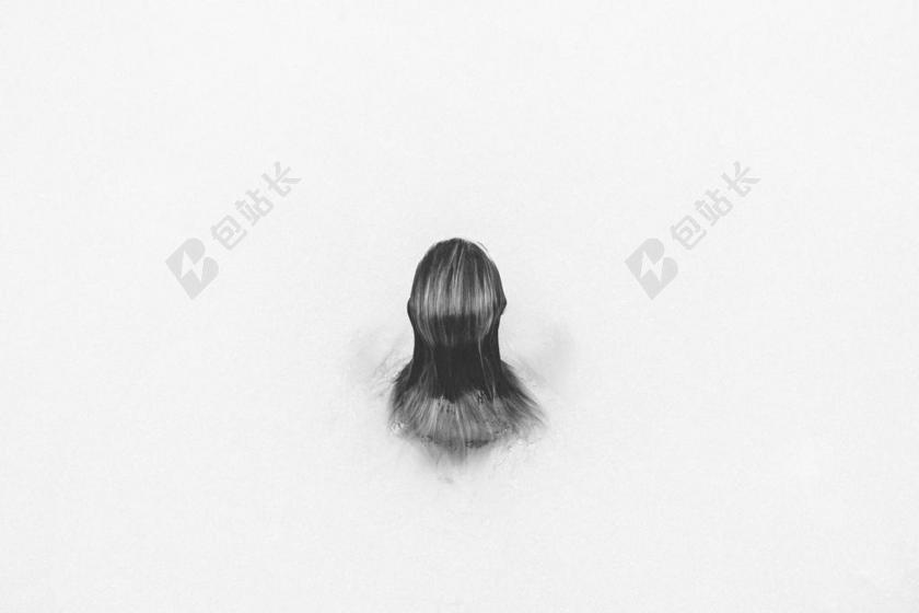 黑白艺术经典白纸上的黑发女孩人物绘画摄影背景图片