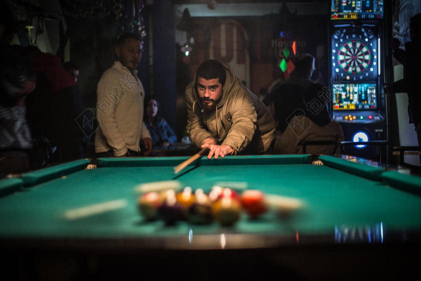 人肖像玩桌球的男人背景图片