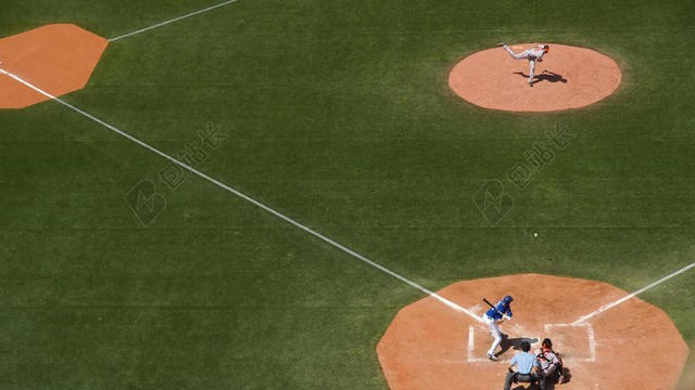 绿黄运动激烈球场上打棒球的队员们选手团队运动比赛背景图片