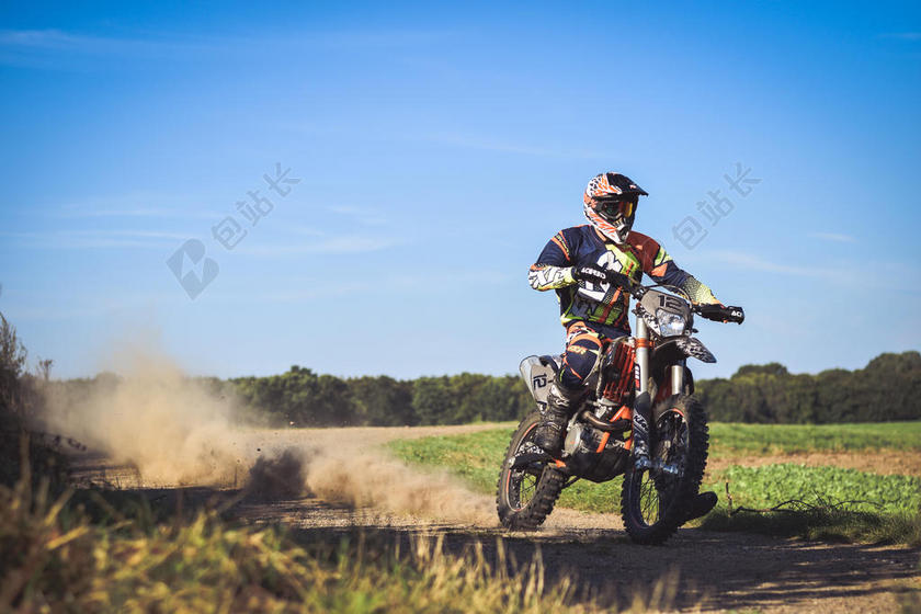 广告时尚户外开越野摩托车的男性背景图片