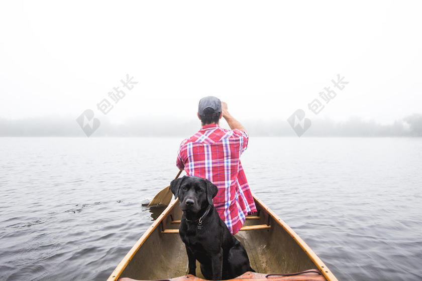 旅游唯美戴着黑狗去旅行背景图片