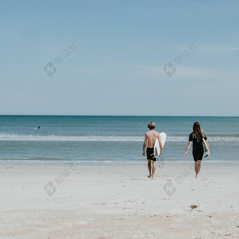 蓝色运动炫酷蓝天下海滩上行走的冲浪者热情大海自然运动冲浪背景图片