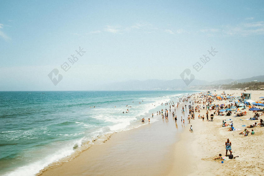 人休闲海边的度假游客背景图片