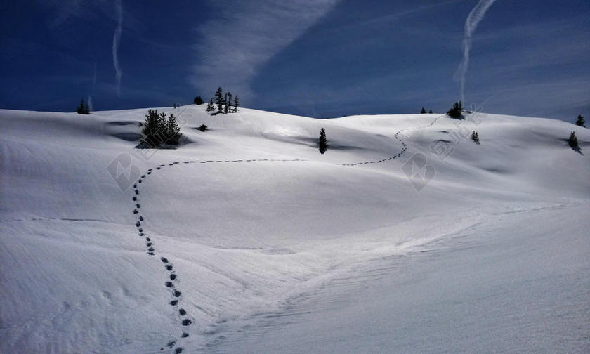 白蓝自然层次蓝天下的雪地旅游运动自然雪景背景图片