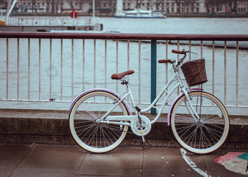 街景简单栏杆边的自行车街头街景背景图片