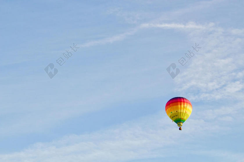 彩色娱乐清新蓝天上漂浮的热气球旅游度假景点自然背景图片