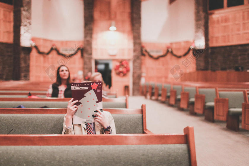 室内文艺教堂内部的女孩等室内设计灯光人物背景图片