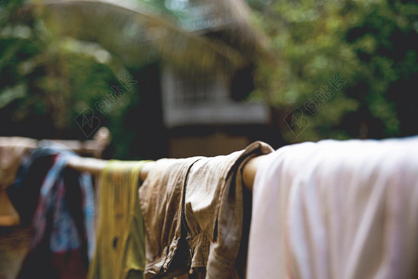 竹竿上干净的衣服背景图片