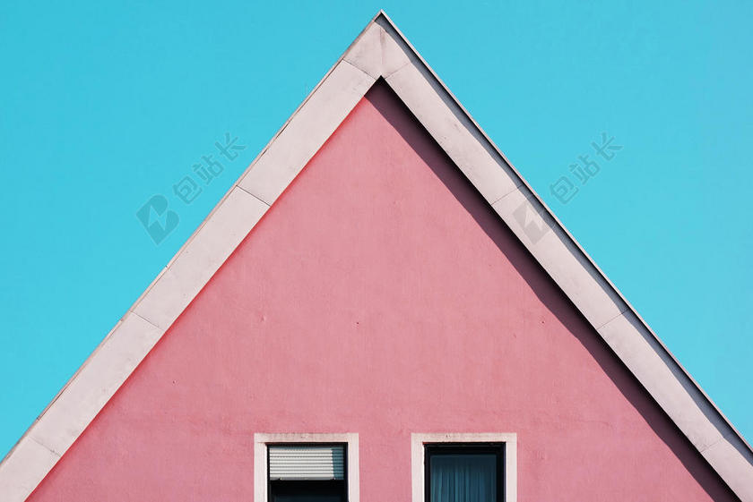蓝天下粉色的房子背景图片