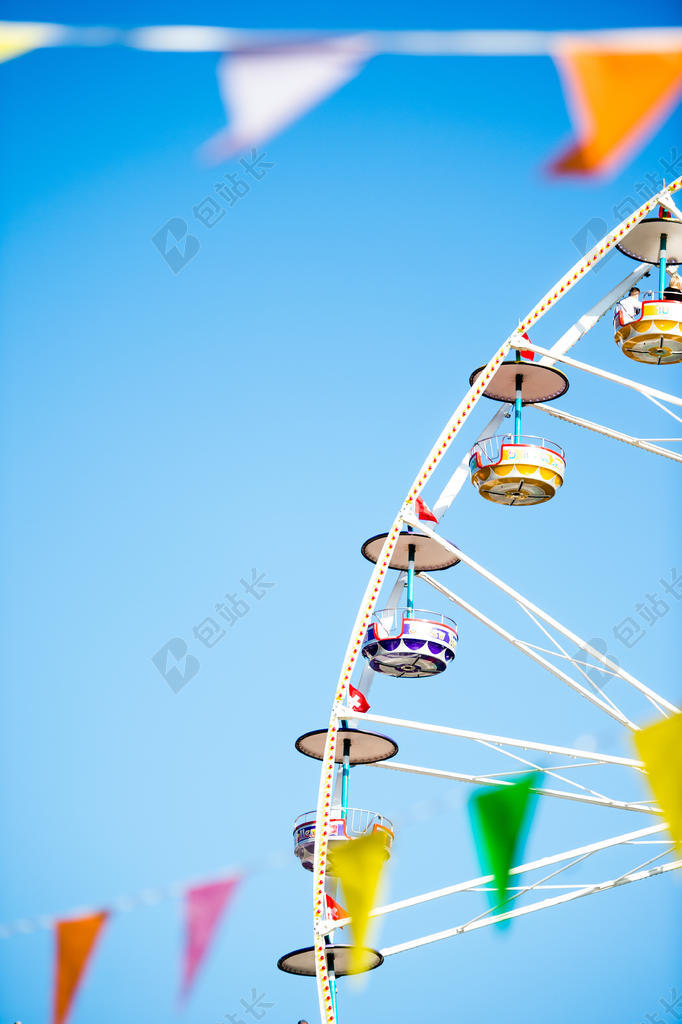 彩色欢乐彩旗和摩天轮娱乐休闲设施背景图片