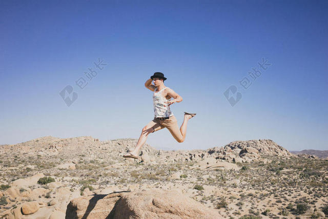 人瞬间跳跃空中的男人励志正能量青春图片