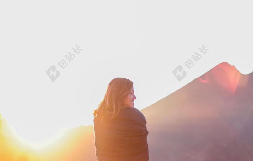 清晨的阳光和黑衣女孩背景图片