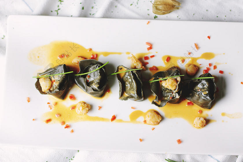 彩色食物创意盘子里面的西餐美食食物摆盘展示背景图片