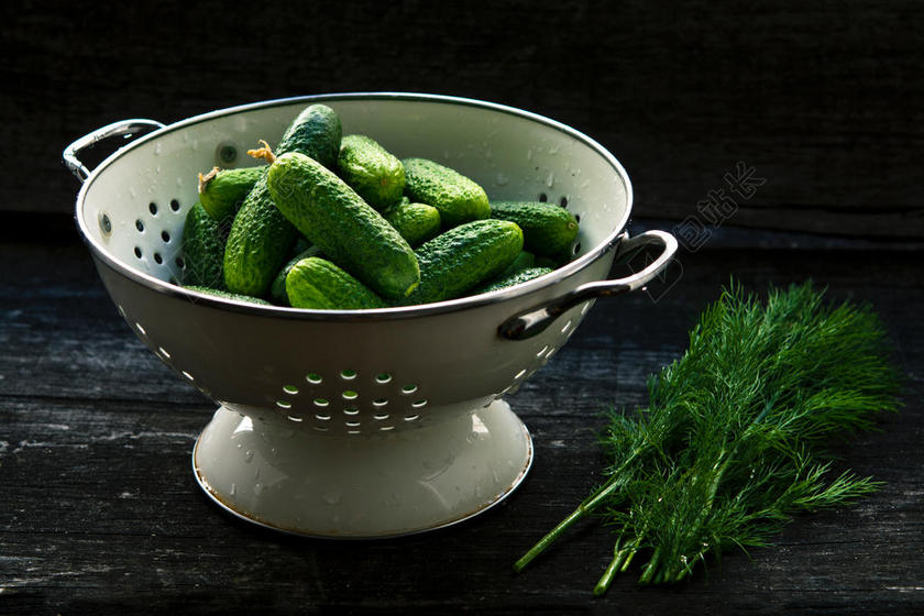食物盆子中的黄瓜和香草背景图片