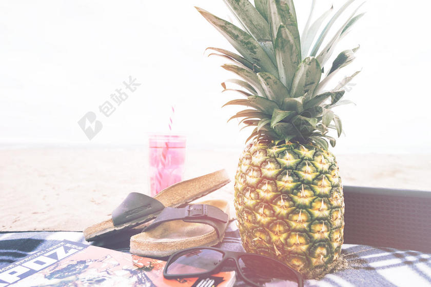 摄影创意菠萝拖鞋眼睛等热带旅游休闲美食背景图片