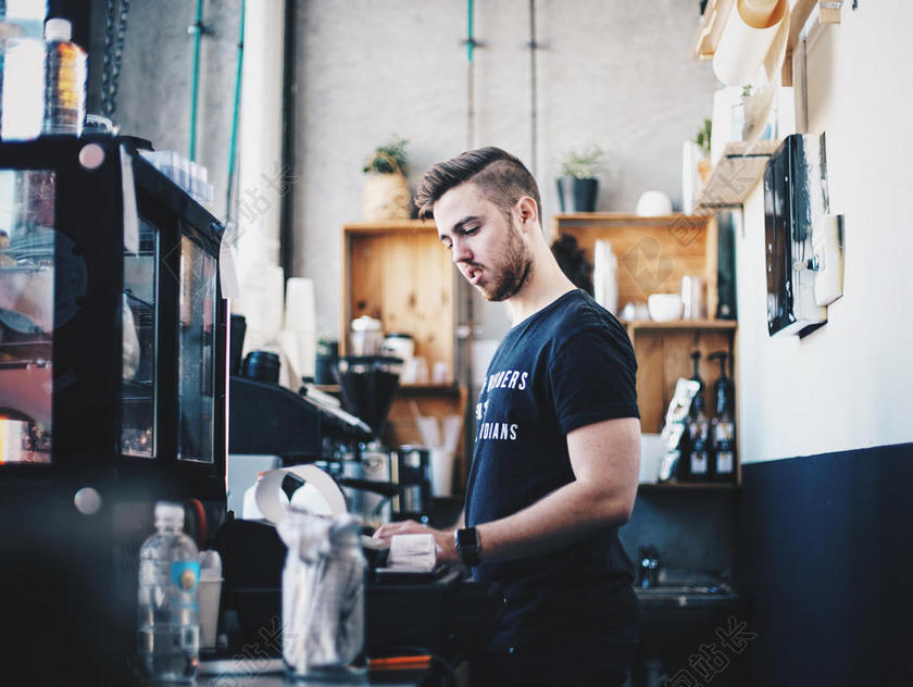 咖啡馆里的男人服务员背景图片
