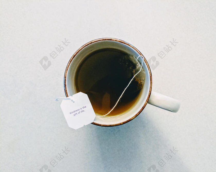 物品特写泡着茶叶的杯子背景图片