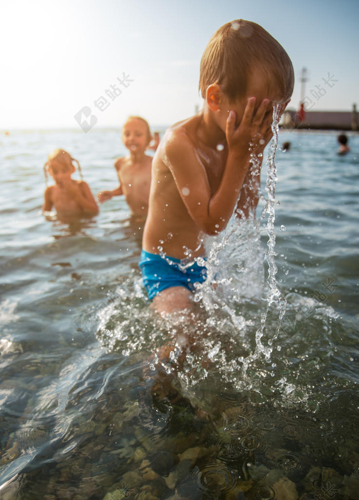 人物欢乐海面上玩耍的孩子们儿童摄影大海旅游背景图片