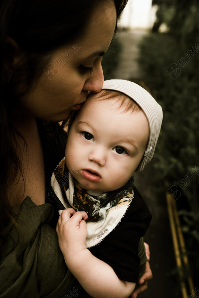人物可爱大人抱着婴儿宝贝可爱摄影背景图片