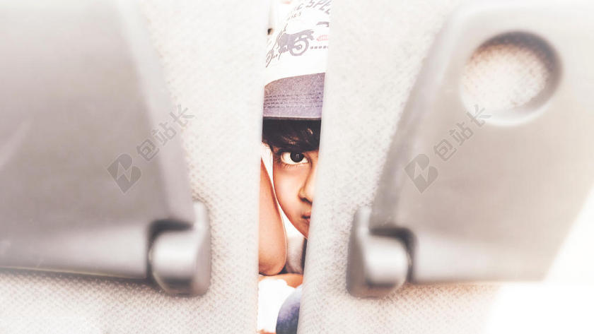 人物可爱细缝里面的男孩儿童摆拍摄影背景图片