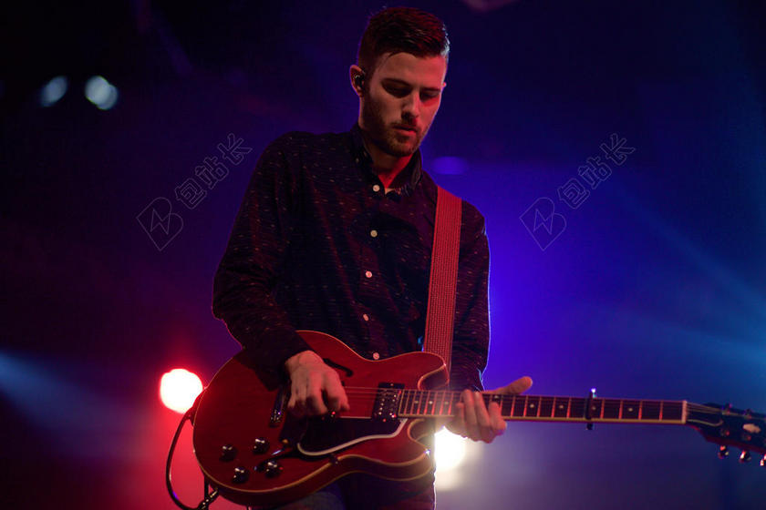 摄影时尚吉他手背景图片