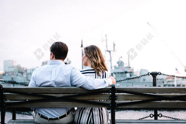 人物温馨长椅上相互靠近的男女情侣爱情街拍背景图片