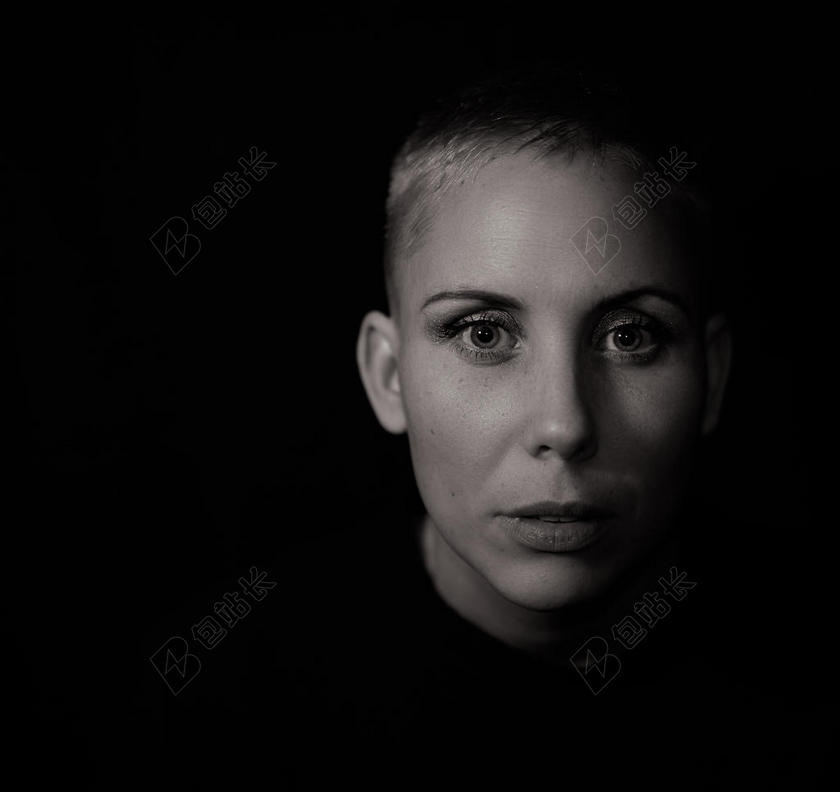 黑灰安静黑暗中的女子面部特写人物摄影质感背景图片