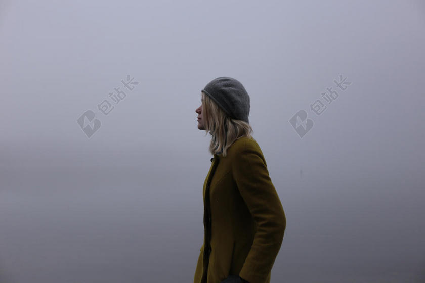 灰黄人物时尚云雾中戴帽子女孩户外自然背景图片