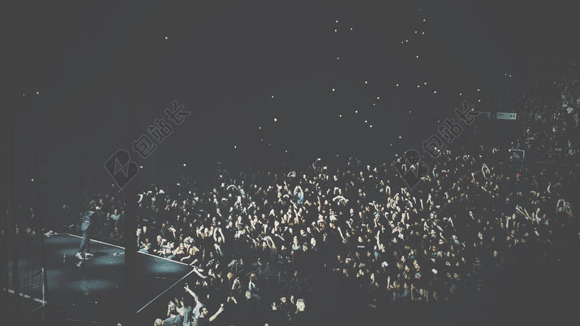 夜晚热闹的音乐会人群背景图片