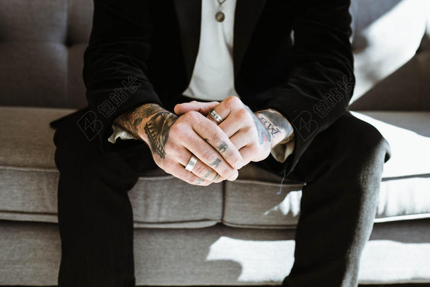 人特写坐在沙发上的纹身青年背景图片