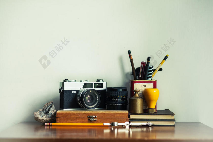 物品桌子上的相机镜头铅笔文具背景图片