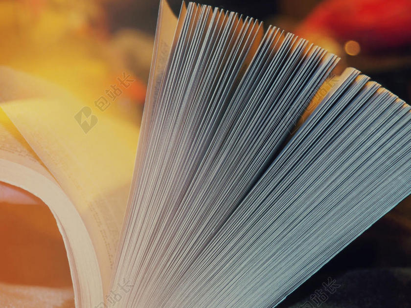 摄影唯美夕阳下翻页的书籍背景图片