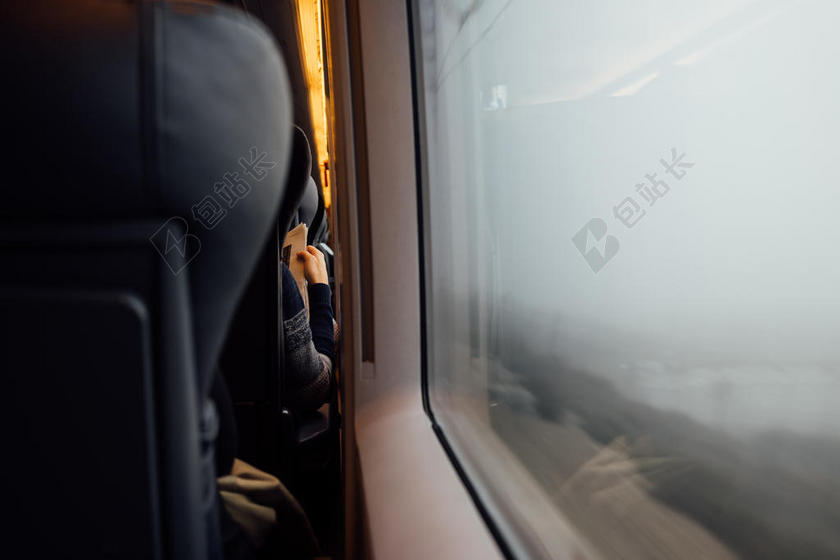 摄影细节窗边阅读的人一角读书阅读书籍背景图片