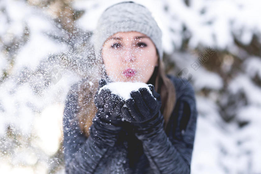 黑白人物可爱雪地上吹雪的女孩冬季户外人物摄影背景图片