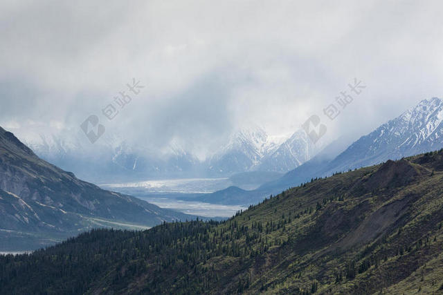 蓝绿自然壮阔云雾雪山和群山山水自然云雾背景图片