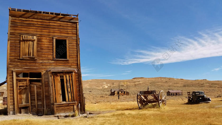 草地上废弃的木房背景图片