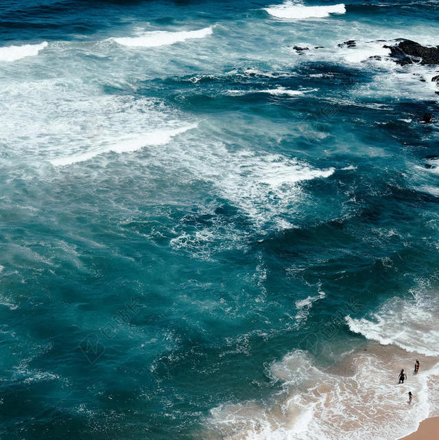 蓝色自然清澈海滩上的海浪大海旅游景点背景图片