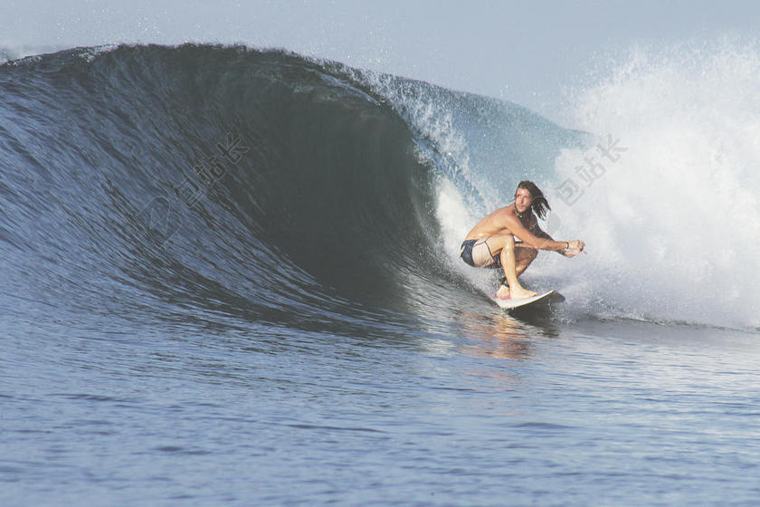 蓝黄运动热情正在冲浪的男子运动大海冲浪背景图片