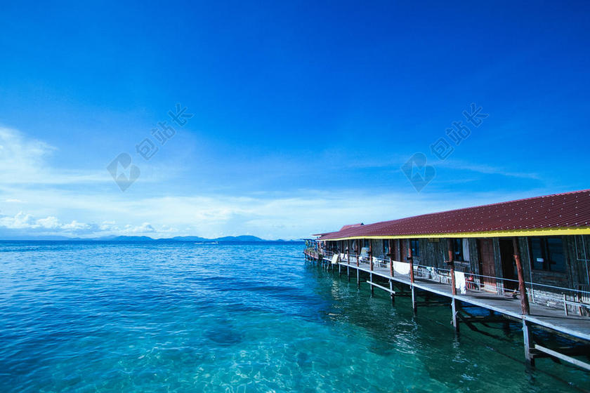 蓝色自然清澈蓝天下的海面和房子自然大海背景图片