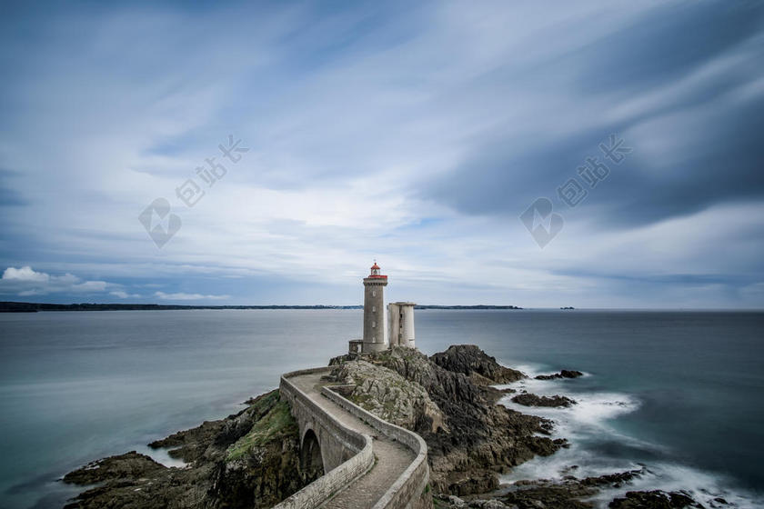 灰色礁石上的灯塔背景图片