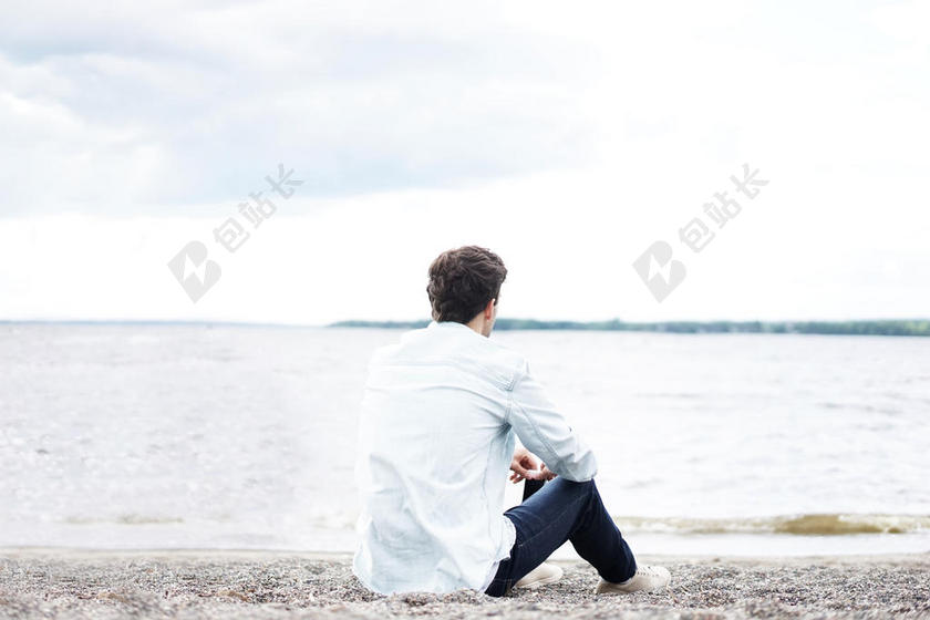 海边的男人背景图片