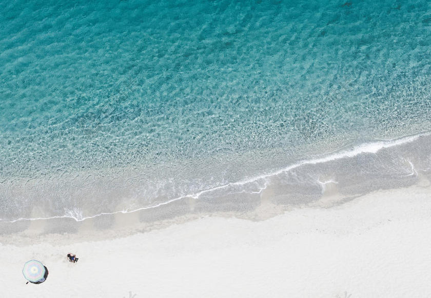旅游自然岸边沙滩上晒太阳背景图片