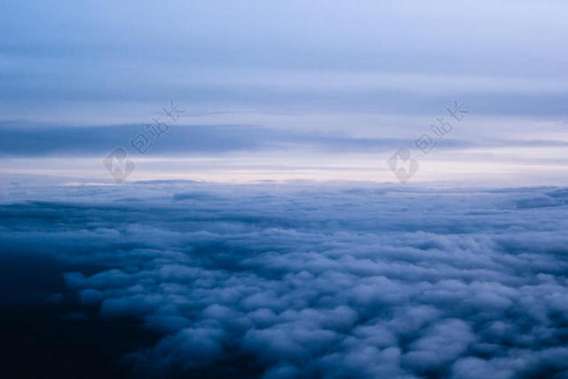 蓝色自然飘渺蓝天下的云海自然景观背景图片