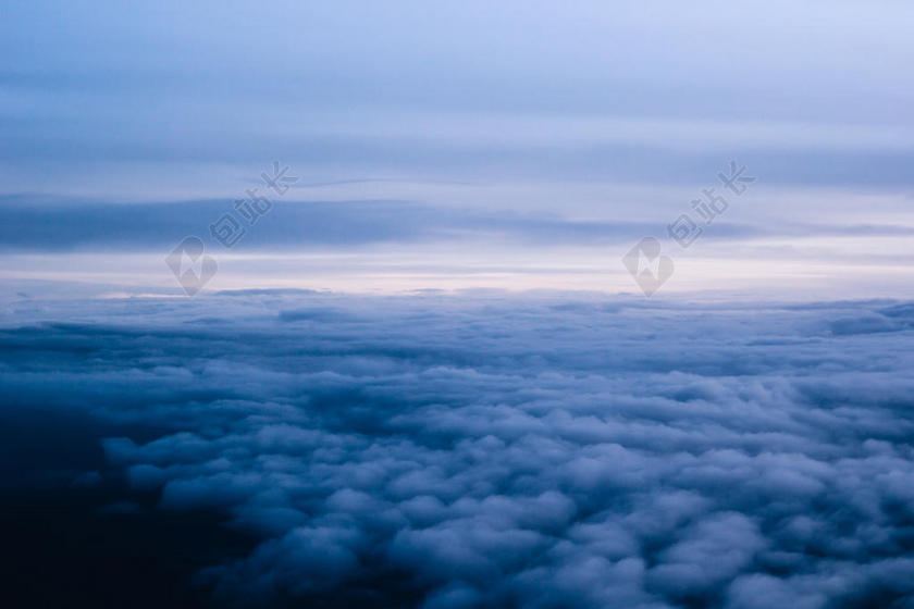 蓝色自然飘渺蓝天下的云海自然景观背景图片