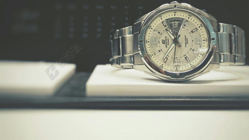 银白时间经典桌面上的腕表手表设计计时背景图片