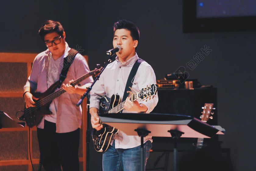 音乐热闹舞台上男子弹吉他演唱音乐演奏背景图片
