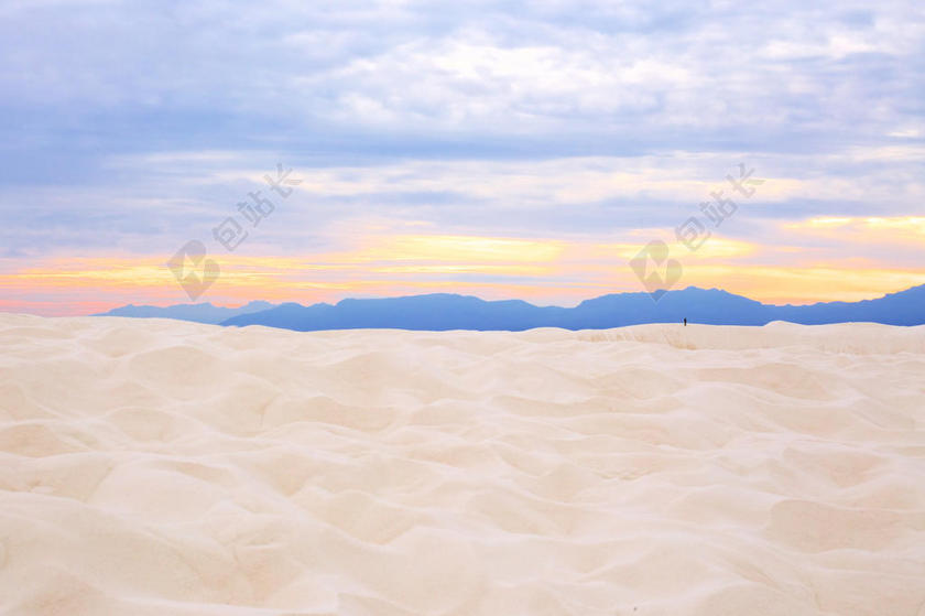 彩色自然秀美蓝天下的群山和沙漠自然旅游背景图片