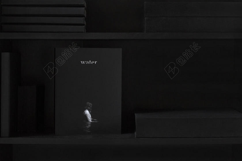 架子上黑色的书背景图片