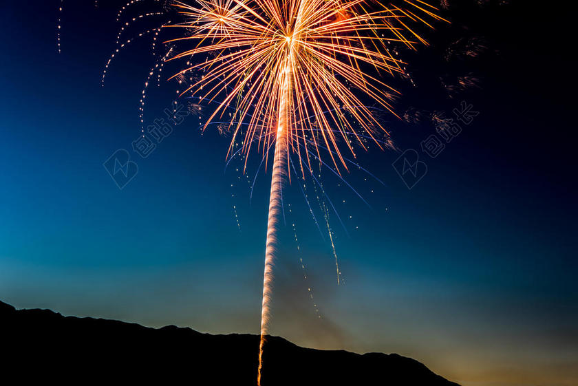 彩色光影美丽黑夜中绽放的烟花庆祝烟火天空背景图片