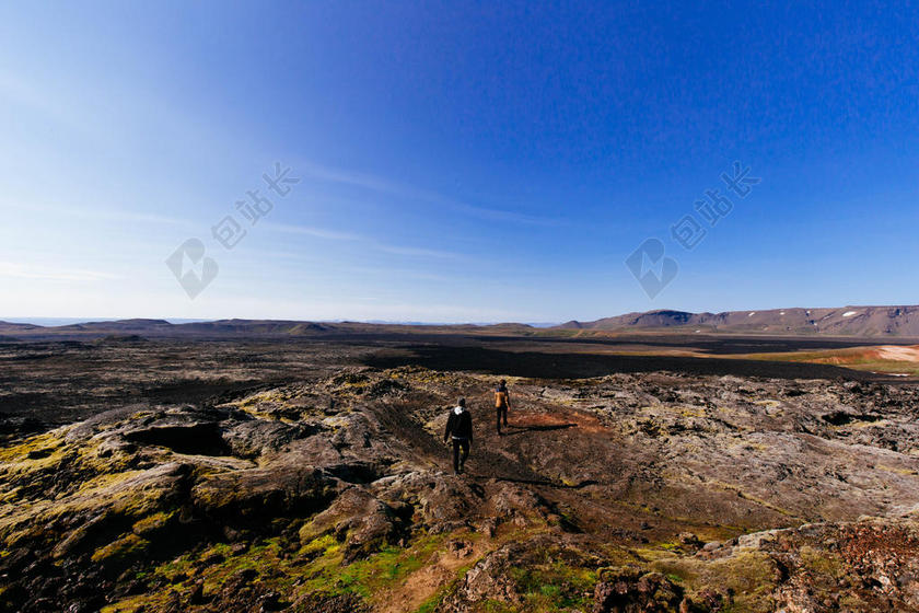蓝灰自然壮阔蓝天下的原野山顶旅游运动自然背景图片
